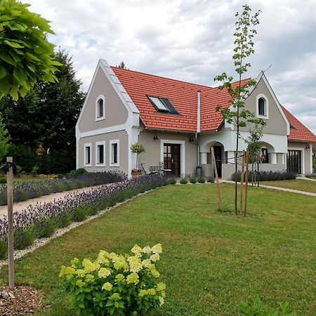Villa Tilia Vaszoly ภายนอก รูปภาพ