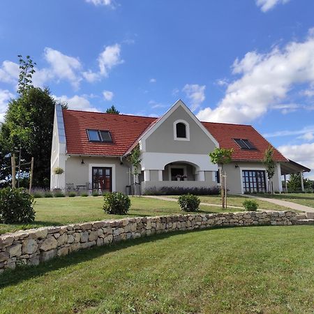 Villa Tilia Vaszoly ภายนอก รูปภาพ